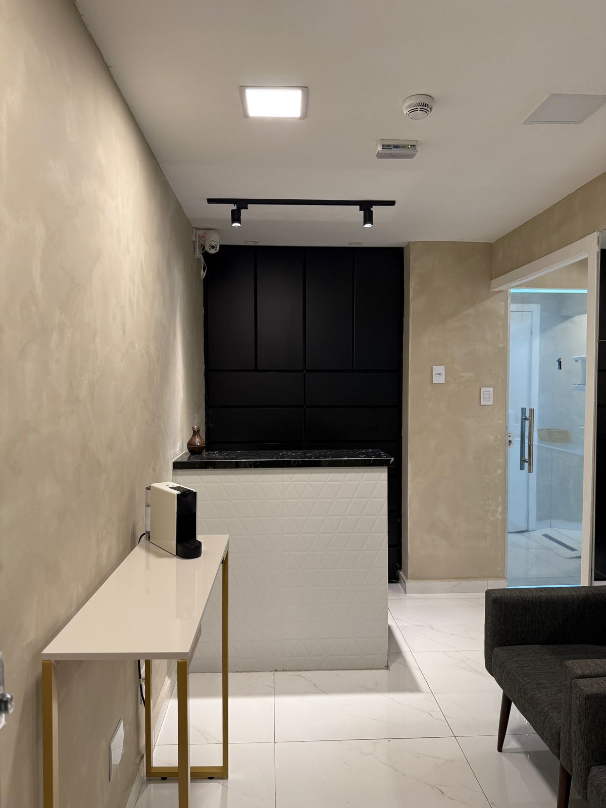 Recepção da Nexus com balcão de atendimento, iluminação moderna e ambiente acolhedor